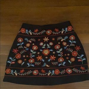 FOREVER 21 SMALL embroidered mini skirt